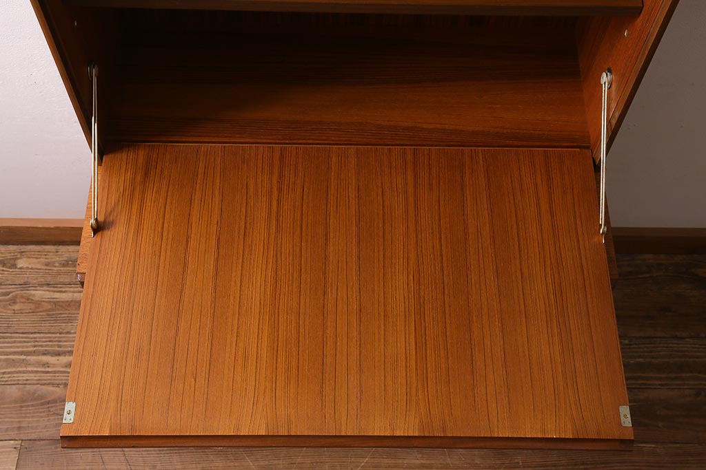 ヴィンテージ家具　G-PLAN(ジープラン)　FORM FIVE　チーク材製　スタイリッシュな佇まいのウォールユニット(キャビネット、収納棚、戸棚、飾り棚、ビンテージ)(R-039524)