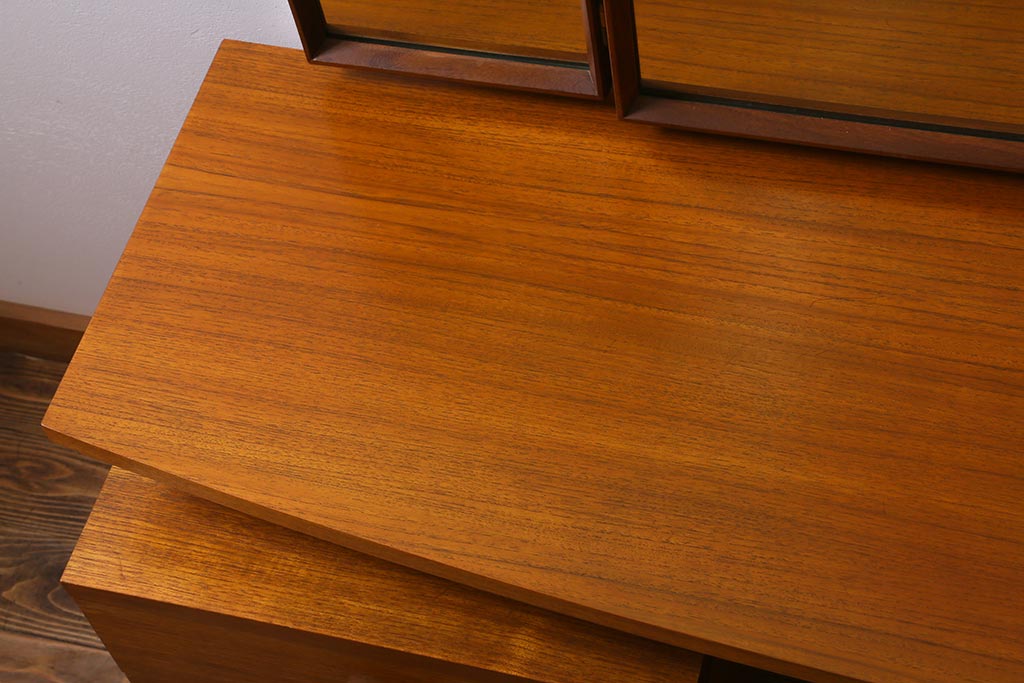 ビンテージ家具　イギリスヴィンテージ　G-PLAN(ジープラン)　チーク材の美しい木味が魅力的なドレッサー(ドレッシングテーブル、化粧台)(R-039532)