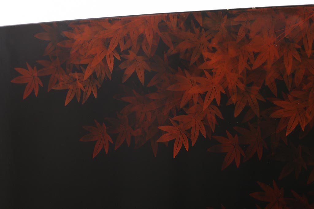 中古　漆塗り　象谷塗・蒟醤(キンマ)塗　鶴身広堂作　夕焼紅葉図　朱と黒のコントラストが印象的なつい立て(衝立、パーテーション)(R-039535)