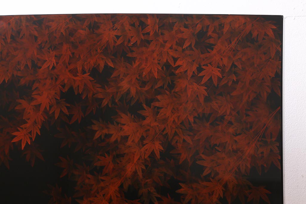 中古　漆塗り　象谷塗・蒟醤(キンマ)塗　鶴身広堂作　夕焼紅葉図　朱と黒のコントラストが印象的なつい立て(衝立、パーテーション)(R-039535)