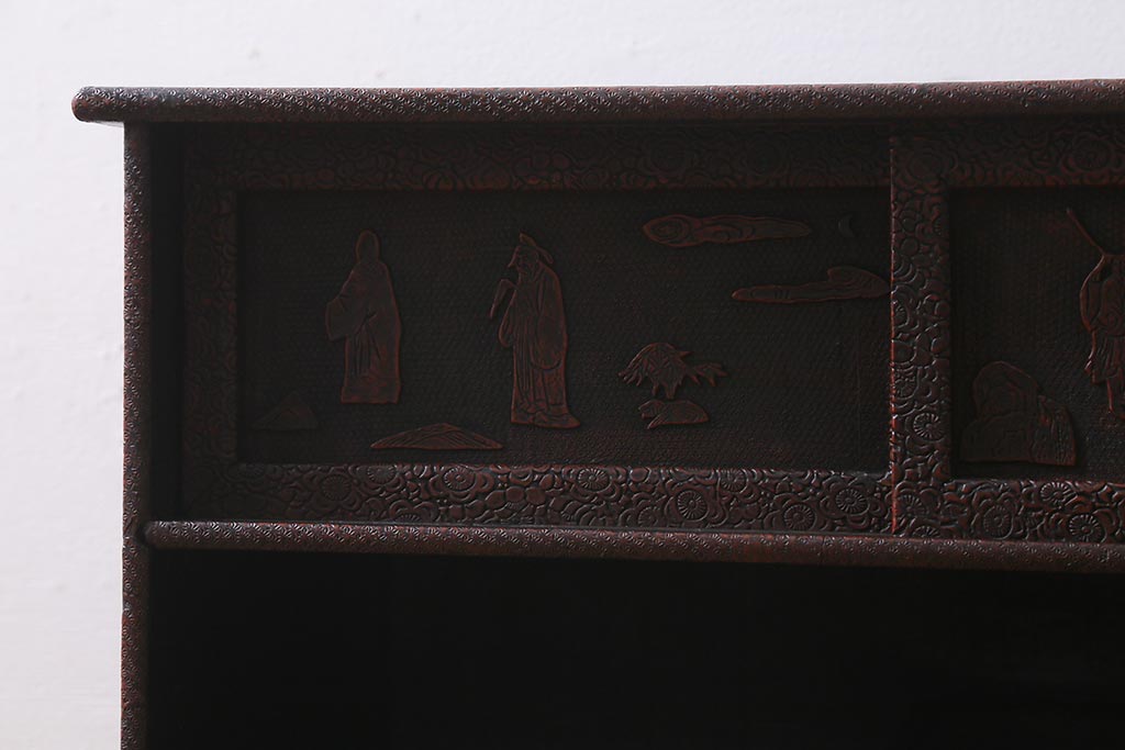 アンティーク家具　銅金具　堆朱　彫漆　凝った浮き彫りが目を引く古美術品の飾り棚(飾棚)(R-039541)