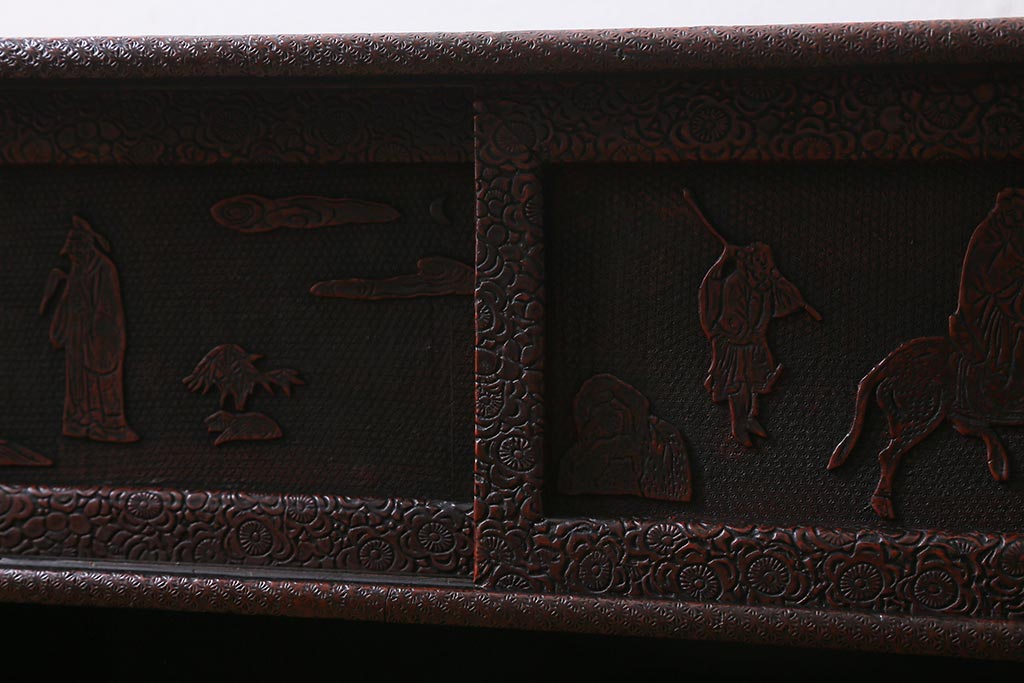 アンティーク家具　銅金具　堆朱　彫漆　凝った浮き彫りが目を引く古美術品の飾り棚(飾棚)(R-039541)