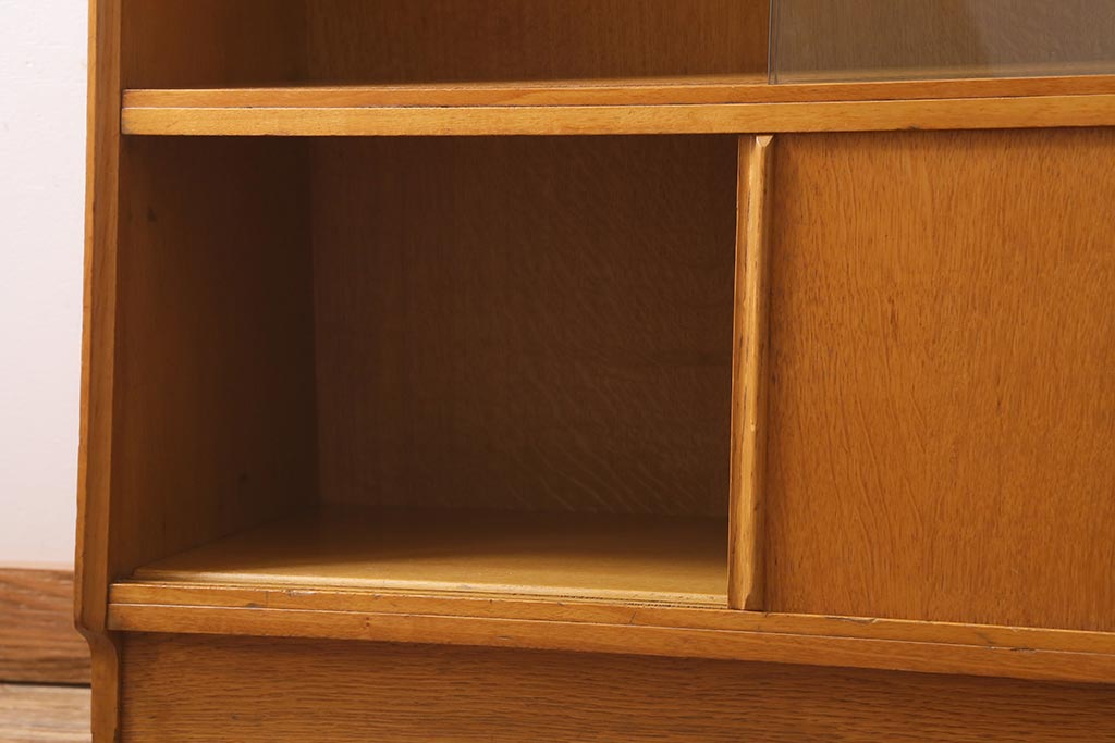 ヴィンテージ家具　北欧ビンテージ　オーク材　レトロスタイルにもぴったりなぬくもりあふれる台形キャビネット(戸棚)(R-039542)