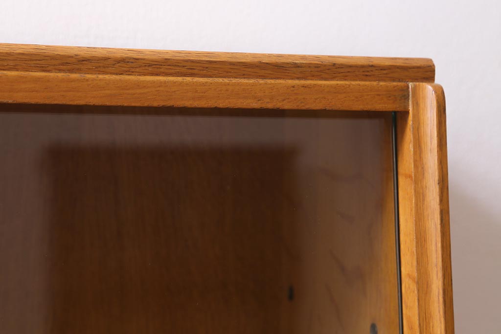 ヴィンテージ家具　北欧ビンテージ　オーク材　レトロスタイルにもぴったりなぬくもりあふれる台形キャビネット(戸棚)(R-039542)