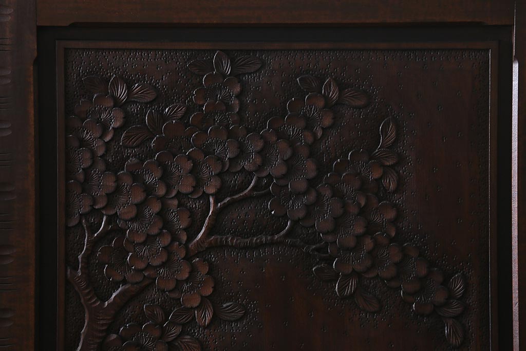ビンテージ家具 中古　伝統工芸　軽井沢彫り　桜モチーフの意匠が魅力的なワードローブ(洋服タンス、チェスト)(R-039543)