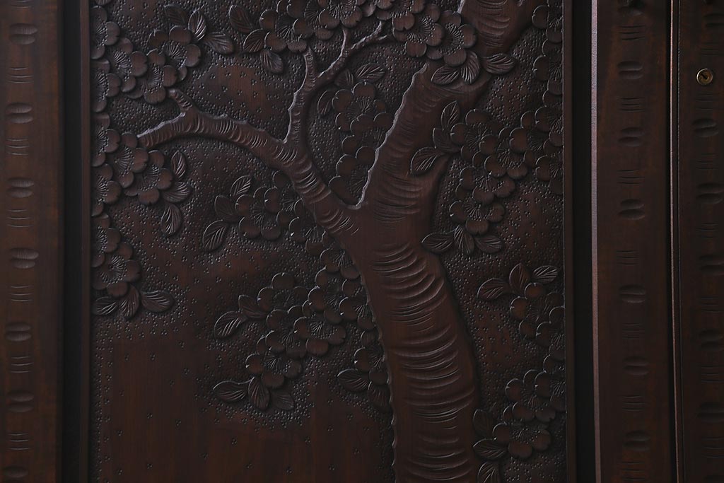 ビンテージ家具 中古　伝統工芸　軽井沢彫り　桜モチーフの意匠が魅力的なワードローブ(洋服タンス、チェスト)(R-039543)