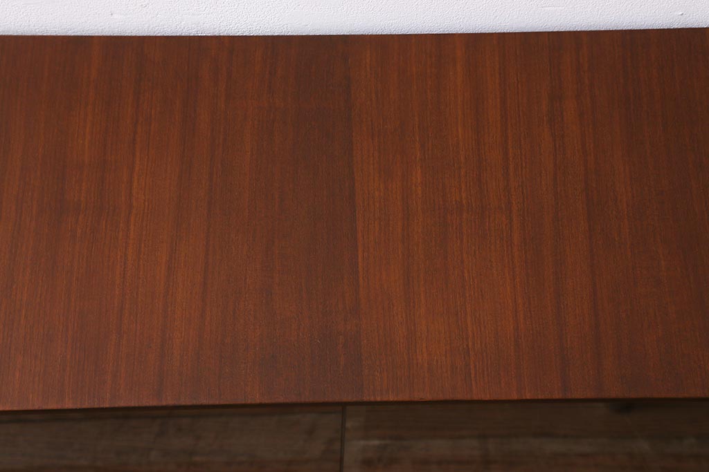 ヴィンテージ家具　北欧ビンテージ　チーク材　シンプルなフォルムの薄型キャビネット(リビングボード)(R-039545)