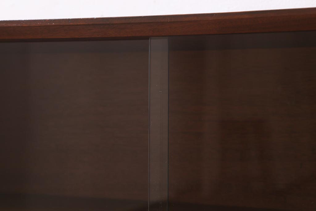 ヴィンテージ家具　北欧ビンテージ　チーク材　シンプルなフォルムの薄型キャビネット(リビングボード)(R-039545)