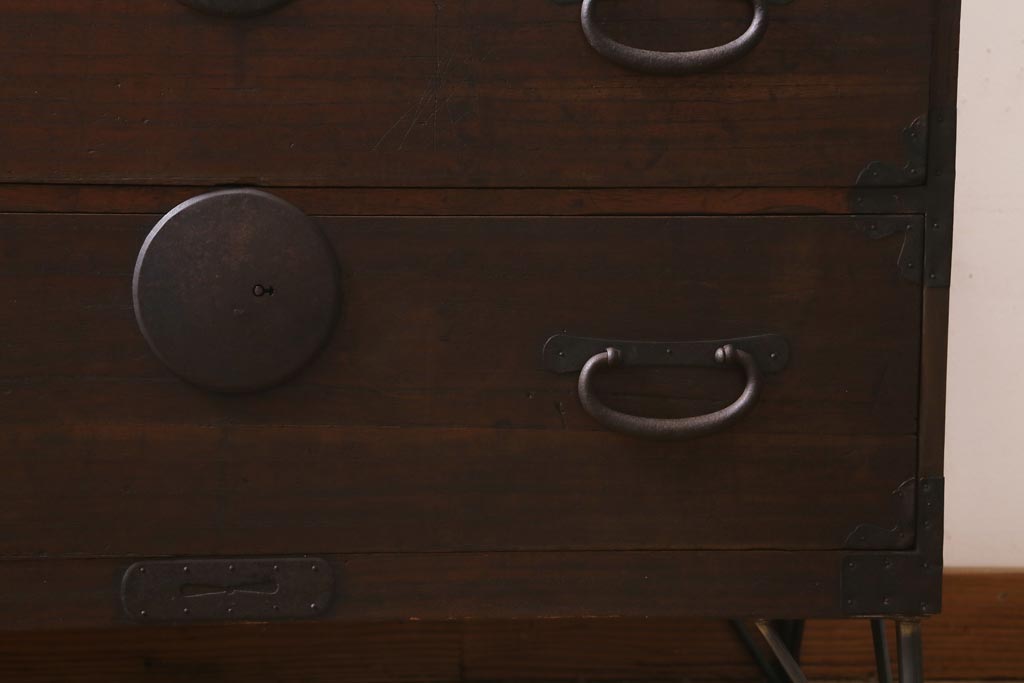 アンティーク家具　和製アンティーク　明治大正期　鉄脚付リメイク　すっきりとした佇まいが魅力の箪笥リビングボード(ローボード、チェスト、引き出し)(R-039572)