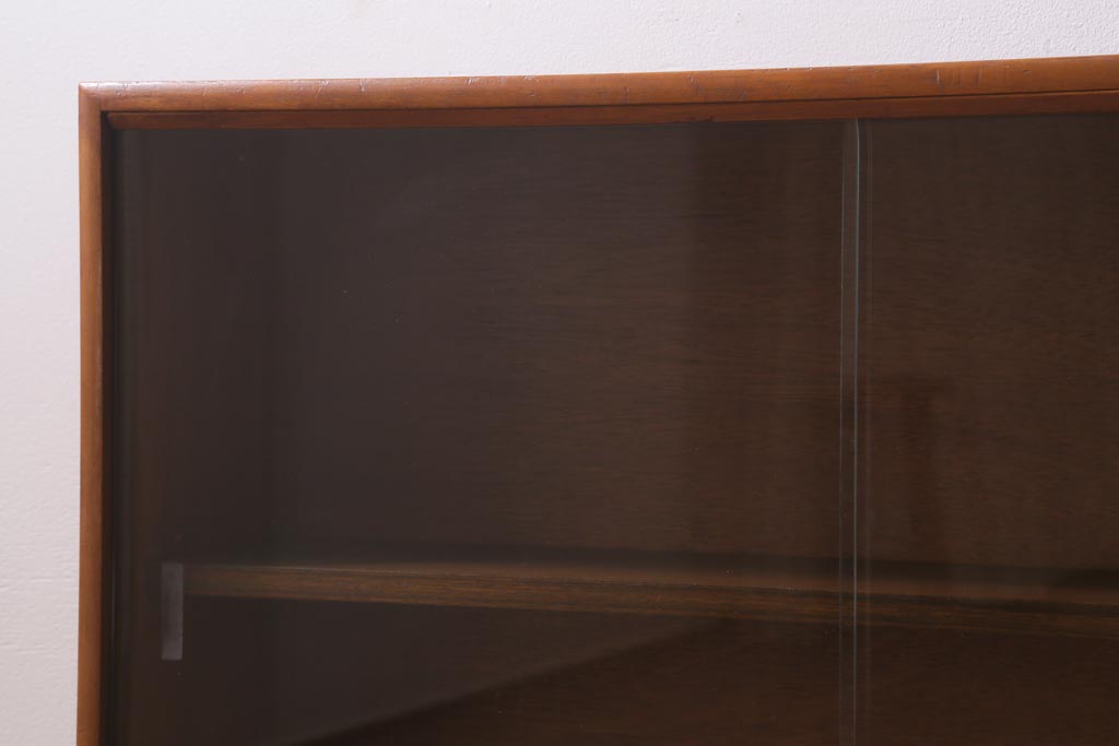 ヴィンテージ家具　北欧ビンテージ　チーク材　見せる収納と隠す収納が同時にできる薄型キャビネット(リビングボード、飾り棚、収納棚)(R-039577)