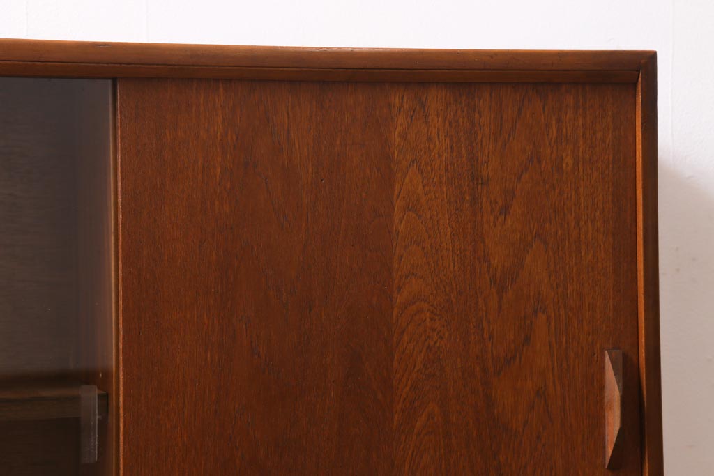 ヴィンテージ家具　北欧ビンテージ　チーク材　見せる収納と隠す収納が同時にできる薄型キャビネット(リビングボード、飾り棚、収納棚)(R-039577)