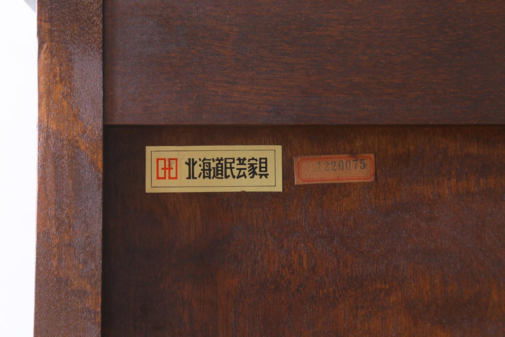 中古　北海道民芸家具　シックな雰囲気が魅力的な上質なつくりの食器棚(カップボード、収納棚、キャビネット)(R-039584)