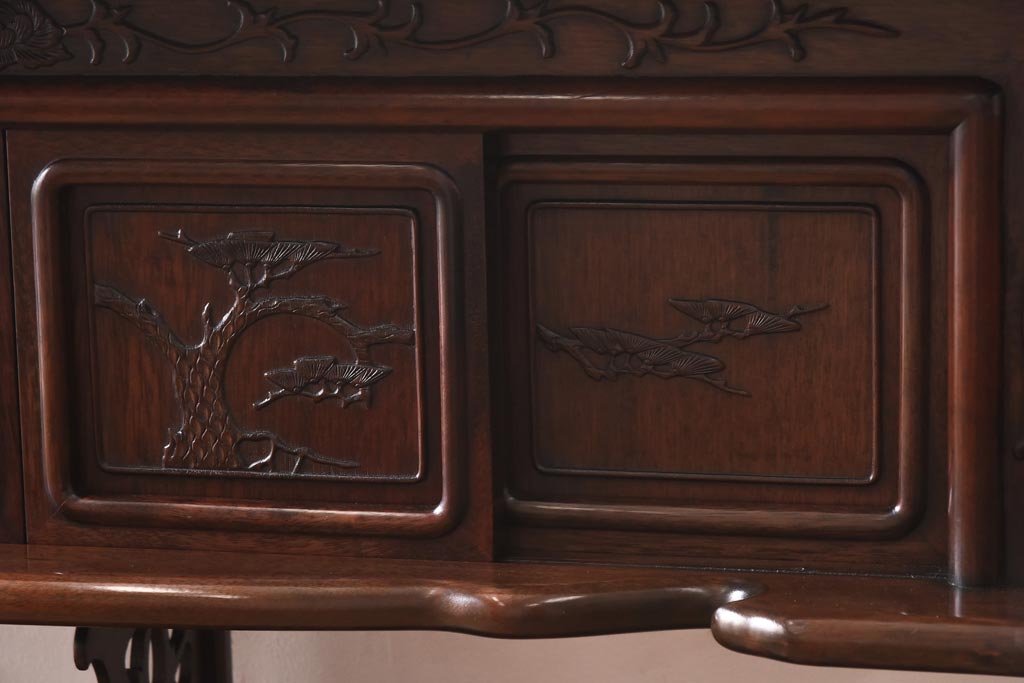 ヴィンテージ家具　唐木材　松竹梅の意匠が目を惹く上品な佇まいの茶棚(飾り棚、収納棚、ビンテージ)(R-039608)