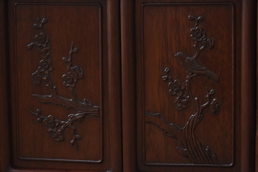 ヴィンテージ家具　唐木材　松竹梅の意匠が目を惹く上品な佇まいの茶棚(飾り棚、収納棚、ビンテージ)(R-039608)