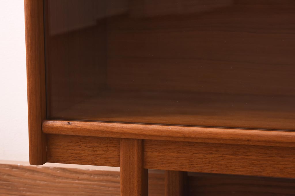 ヴィンテージ家具　北欧ビンテージ　チーク材　スタイリッシュなデザインが魅力のディスプレイキャビネット(収納棚、戸棚、飾り棚)(R-039614)