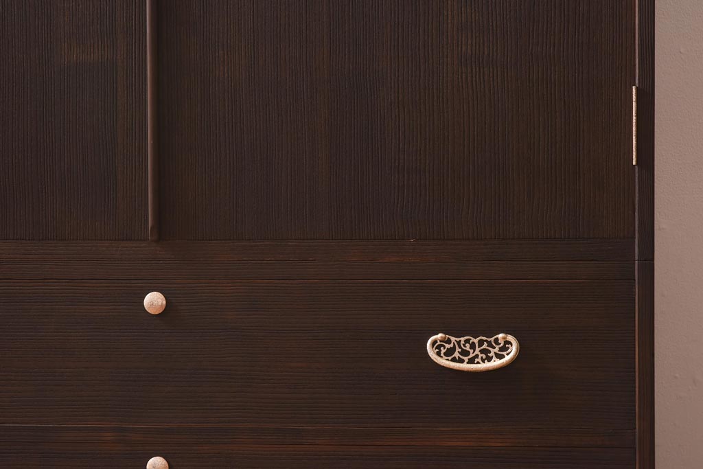 中古　国産　高級品　総桐材　木肌と金具のコントラストが美しい上品な2WAY重ね桐箪笥(和タンス、衣装箪笥、衣装盆付き、桐たんす)(R-039622)