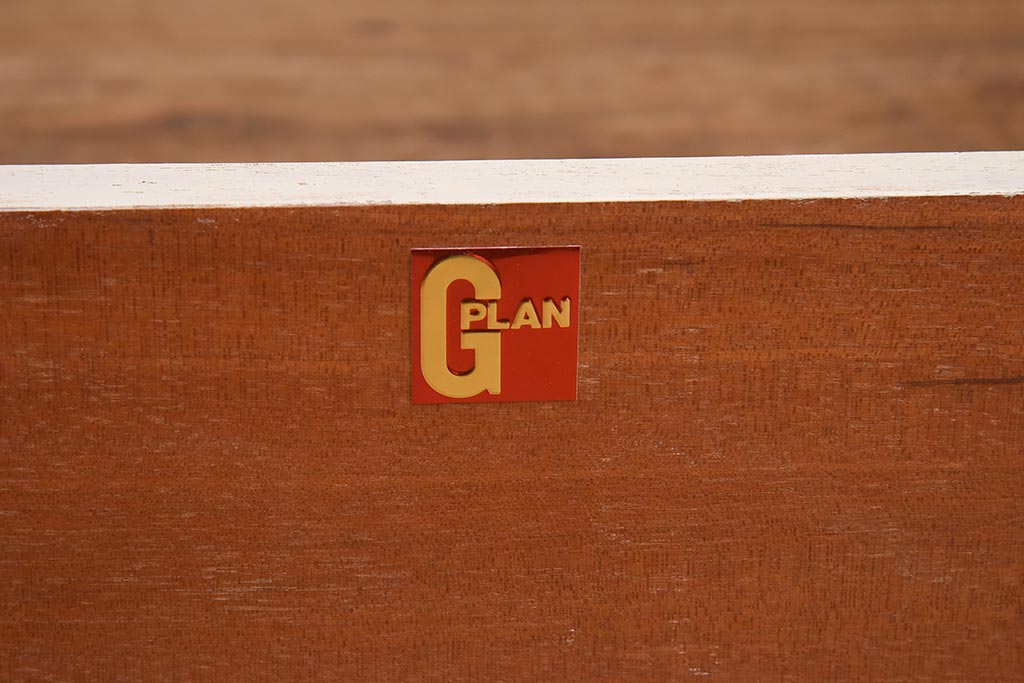 ヴィンテージ家具　イギリスビンテージ　G-PLAN(ジープラン)　タイルトップがおしゃれなペイントキャビネット(R-039631)
