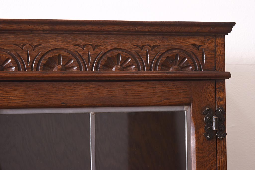 中古　イギリスアンティーク家具風　クラシカルなデザインが魅力の食器棚(カップボード、キャビネット、収納棚)(R-039632)