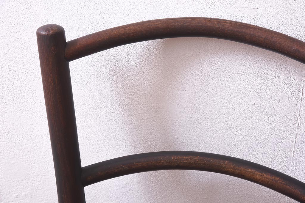 アンティーク家具　イギリスアンティーク　座面の彫がおしゃれなベントウッドチェア(ダイニングチェア、イス、板座チェア)(R-039635)