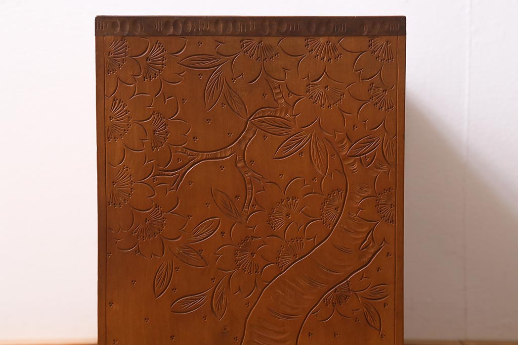 中古　伝統工芸　軽井沢彫り　桜の彫りが美しい小引き出し(R-039673)