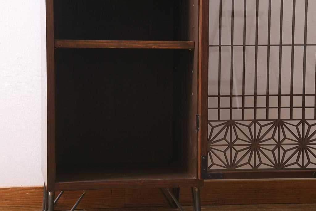 ラフジュ工房オリジナル　古建具リメイク　鉄脚付き　上品な組子の作りが風情漂う戸棚(書院戸、収納棚)(R-039684)
