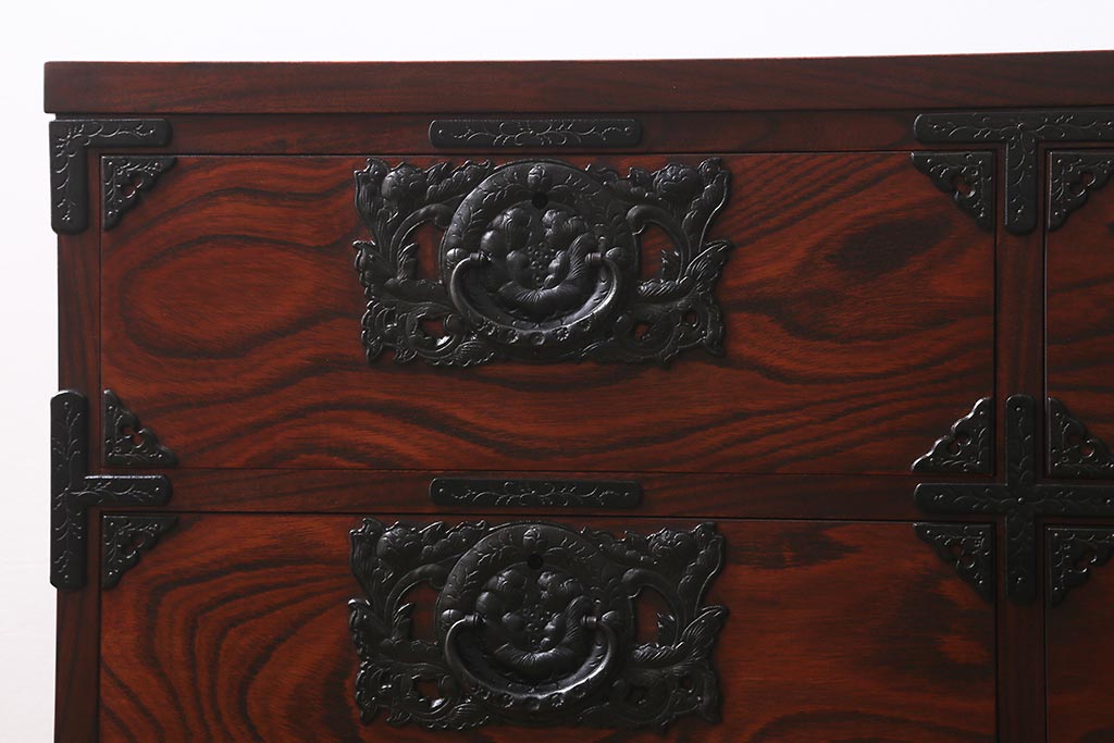 中古　伝統工芸　岩谷堂箪笥　存在感のある豪華な金具が目を惹くローチェスト(箪笥、引き出し、ローボード)(R-039701)