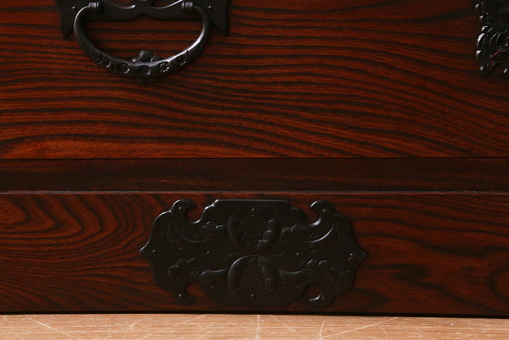 中古　伝統工芸　岩谷堂箪笥　存在感のある豪華な金具が目を惹くローチェスト(箪笥、引き出し、ローボード)(R-039701)
