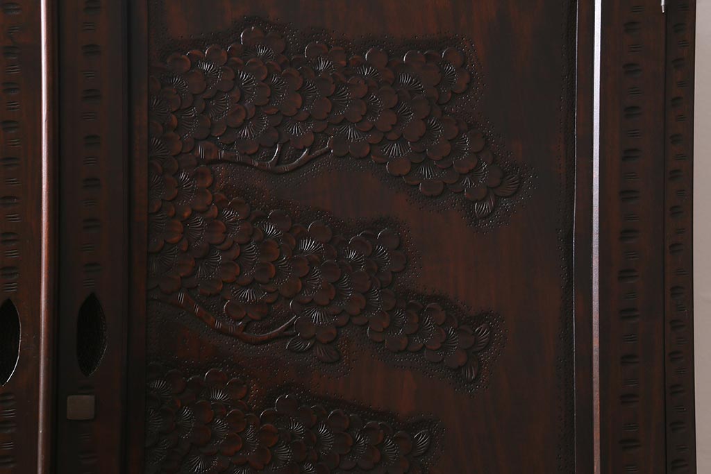 ビンテージ家具　中古　伝統工芸　軽井沢彫り　咲き誇る桜の浮き彫りが目を引く重ね衣装箪笥(和タンス、引き出し、衣装盆付き、着物箪笥)(R-039717)