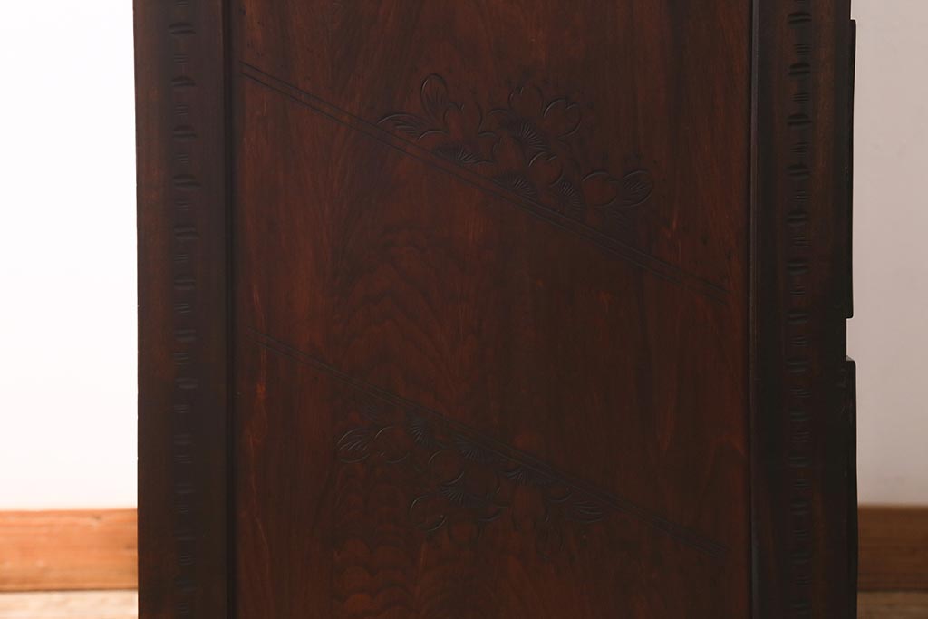 ビンテージ家具　中古　伝統工芸　軽井沢彫り　咲き誇る桜の浮き彫りが目を引く重ね衣装箪笥(和タンス、引き出し、衣装盆付き、着物箪笥)(R-039717)