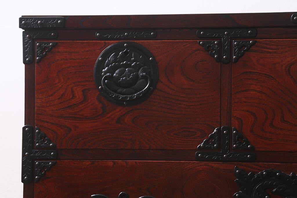中古　伝統工芸　岩谷堂箪笥　存在感のある豪華な金具が目を惹くサイドボード(整理箪笥、ローチェスト、テレビ台、引き出し)(R-039718)