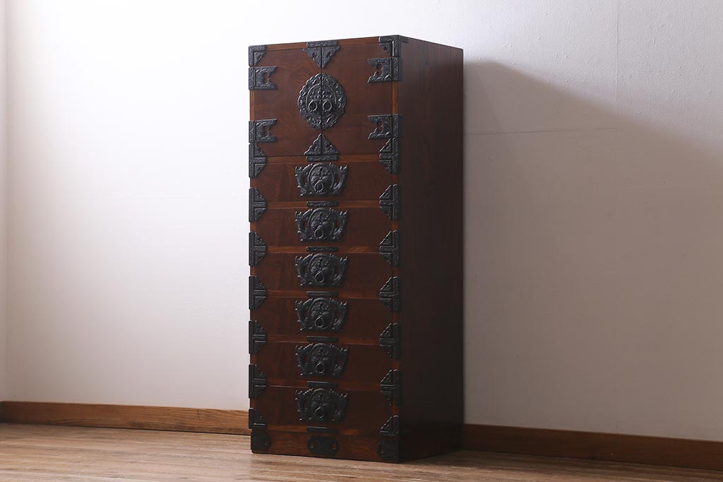 中古　伝統民芸家具　岩谷堂箪笥　観音開き戸付き　豪華な金具が印象的な立長箪笥(ハイチェスト、和タンス)(R-39725)