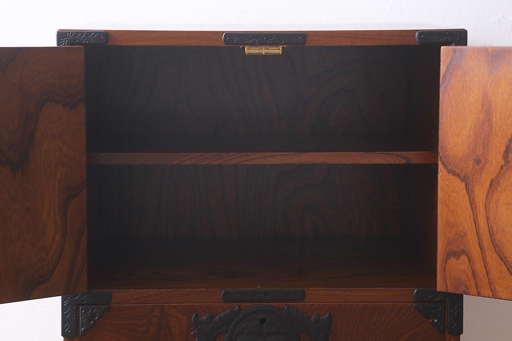 中古　伝統民芸家具　岩谷堂箪笥　観音開き戸付き　豪華な金具が印象的な立長箪笥(ハイチェスト、和タンス)(R-39725)