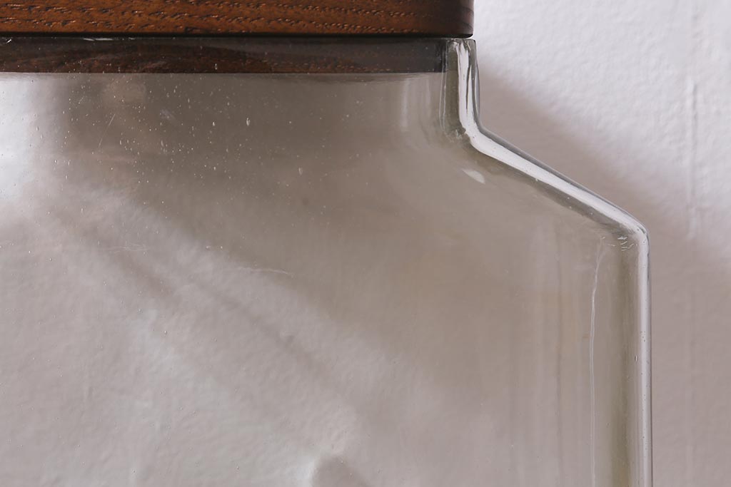 レトロ雑貨　オリエンタルカレー　木製の蓋が魅力的なアンティークのガラスビン(ガラス瓶、角瓶)(R-039733)