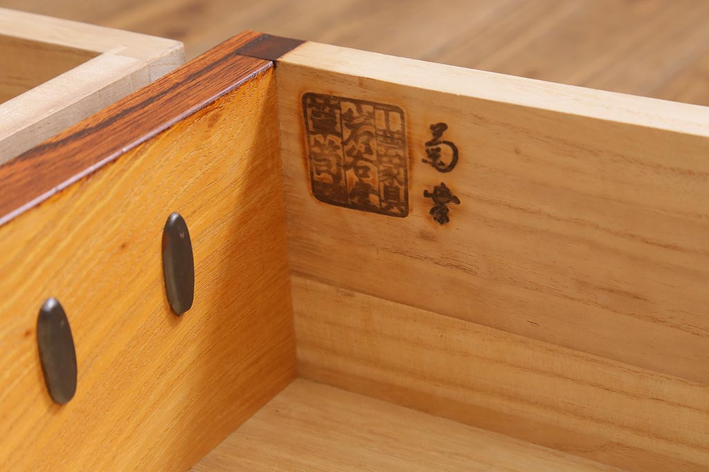 中古　伝統民芸家具　岩谷堂箪笥　前板ケヤキ無垢材　菊幸　37　ローチェストN　華やかな意匠の四尺整理箪笥(衣装箪笥、整理タンス)(定価約46万円)(R-039741)