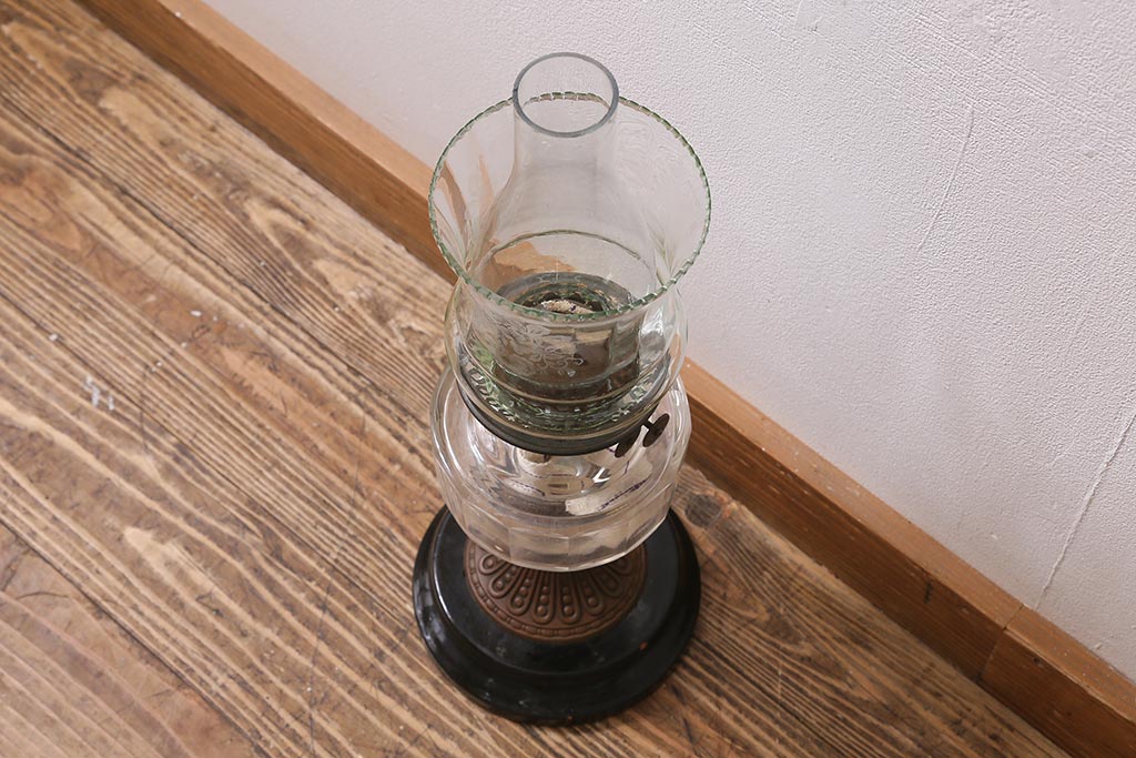 ヴィンテージ雑貨　イギリスビンテージ　8分芯　緑がかったガラスがおしゃれなヴィクトリアンオイルランプ(灯油ランプ、台ランプ)(R-039798)