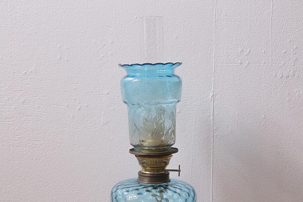 アンティーク雑貨　ドイツ製　巻芯65mm　CAMERCO-PICADOR　青いガラスが爽やかなヴィクトリアンオイルランプ(灯油ランプ、台ランプ)(R-039800)