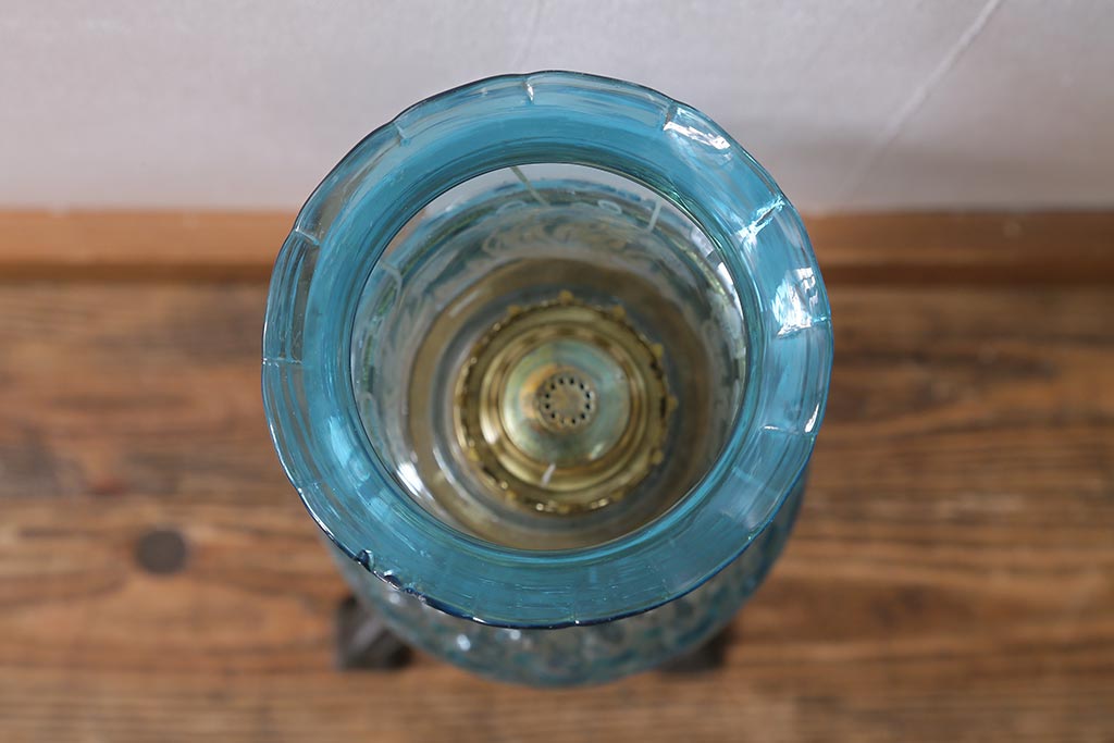 アンティーク雑貨　ドイツ製　巻芯65mm　CAMERCO-PICADOR　青いガラスが爽やかなヴィクトリアンオイルランプ(灯油ランプ、台ランプ)(R-039800)