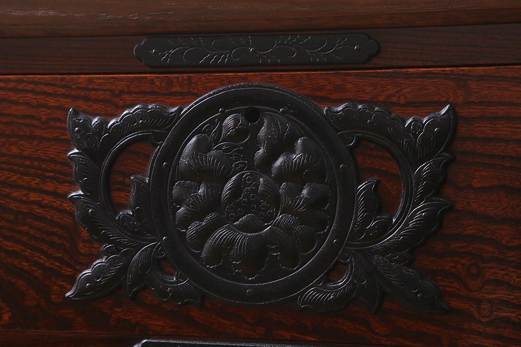 中古　伝統工芸　岩谷堂箪笥　天板リメイク・極厚栗無垢材　豪華な金具が目を惹く観音扉付きのローボード(テレビボード、引き出し、ローチェスト)(R-039809)