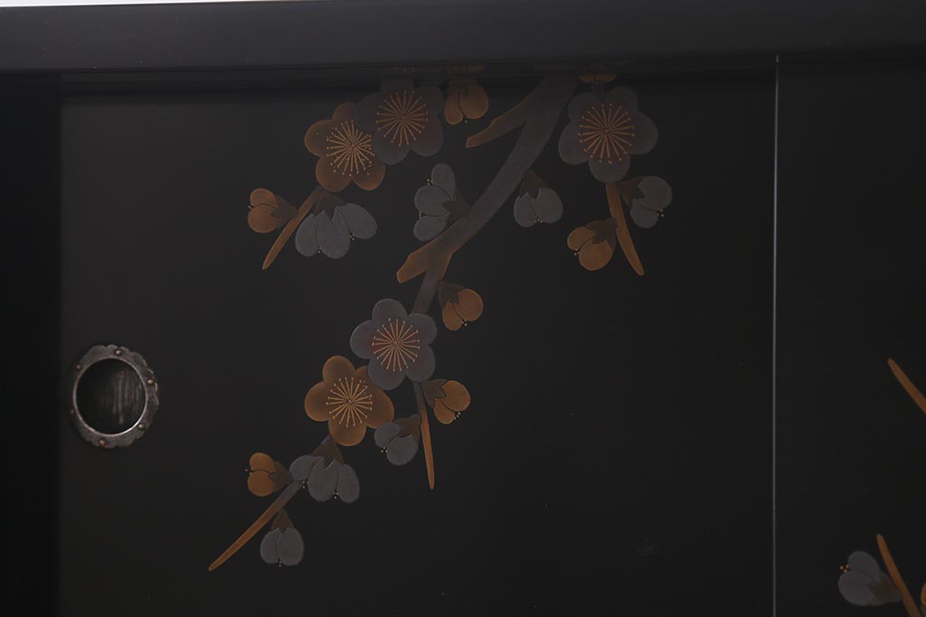 中古　伝統工芸品　在銘　六右衛門作　漆塗り　四季折々の草花の蒔絵が美しい飾り棚(茶箪笥、茶棚)(R-039813)