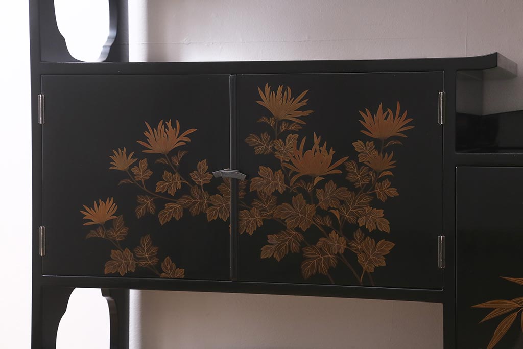 中古　伝統工芸品　在銘　六右衛門作　漆塗り　四季折々の草花の蒔絵が美しい飾り棚(茶箪笥、茶棚)(R-039813)