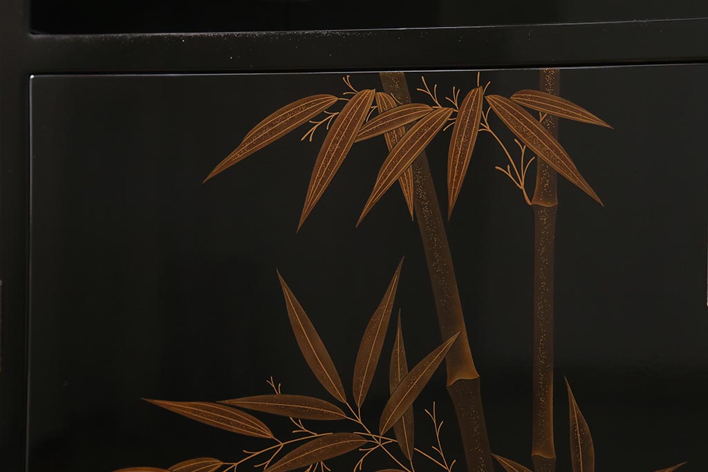 中古　伝統工芸品　在銘　六右衛門作　漆塗り　四季折々の草花の蒔絵が美しい飾り棚(茶箪笥、茶棚)(R-039813)
