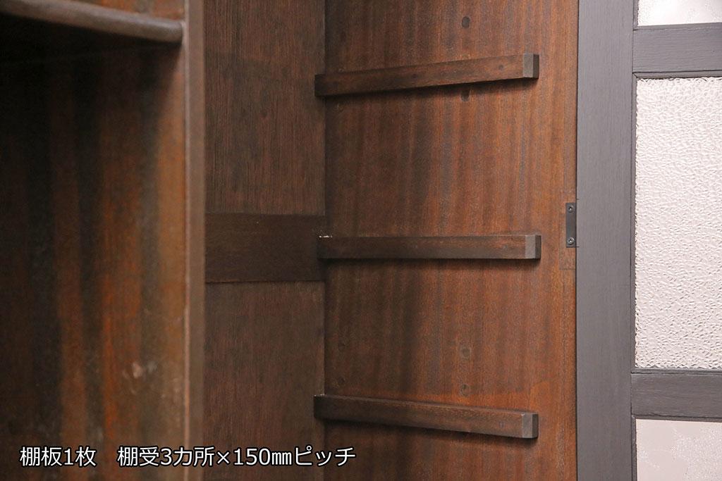 【セミオーダー家具実例】本箱に高品質リペアを施しました。斜め角の脚を取り付け。着色は、天板・側面は現状の色味を活かし、前面は黒色でペイントしました。修繕部分の色合わせもばっちり!(収納棚、戸棚、キャビネット)