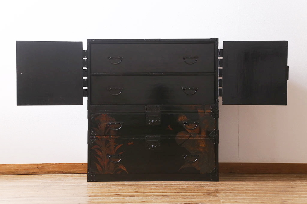【セミオーダー家具実例】漆絵が施された明治大正期の重ね箪笥に高品質リペア!!元の雰囲気を損なわぬよう、修繕・カシュー塗装を施し綺麗に仕上げました。(アート家具、アート箪笥、収納箪笥、時代箪笥、向日葵、ひまわり)