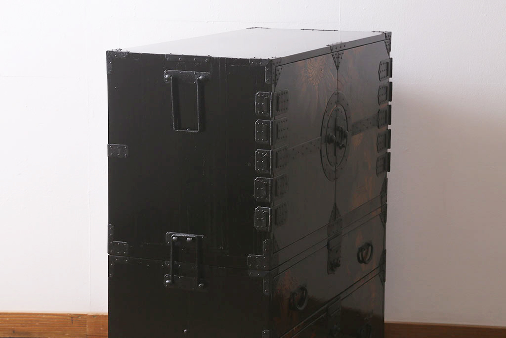 【セミオーダー家具実例】漆絵が施された明治大正期の重ね箪笥に高品質リペア!!元の雰囲気を損なわぬよう、修繕・カシュー塗装を施し綺麗に仕上げました。(アート家具、アート箪笥、収納箪笥、時代箪笥、向日葵、ひまわり)