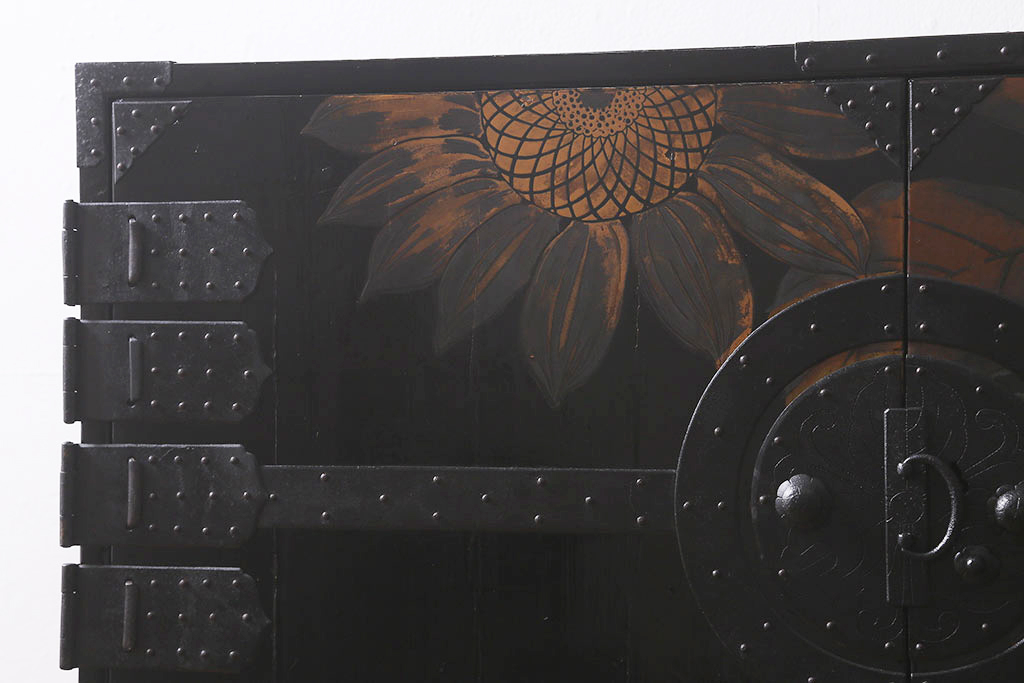 【セミオーダー家具実例】漆絵が施された明治大正期の重ね箪笥に高品質リペア!!元の雰囲気を損なわぬよう、修繕・カシュー塗装を施し綺麗に仕上げました。(アート家具、アート箪笥、収納箪笥、時代箪笥、向日葵、ひまわり)