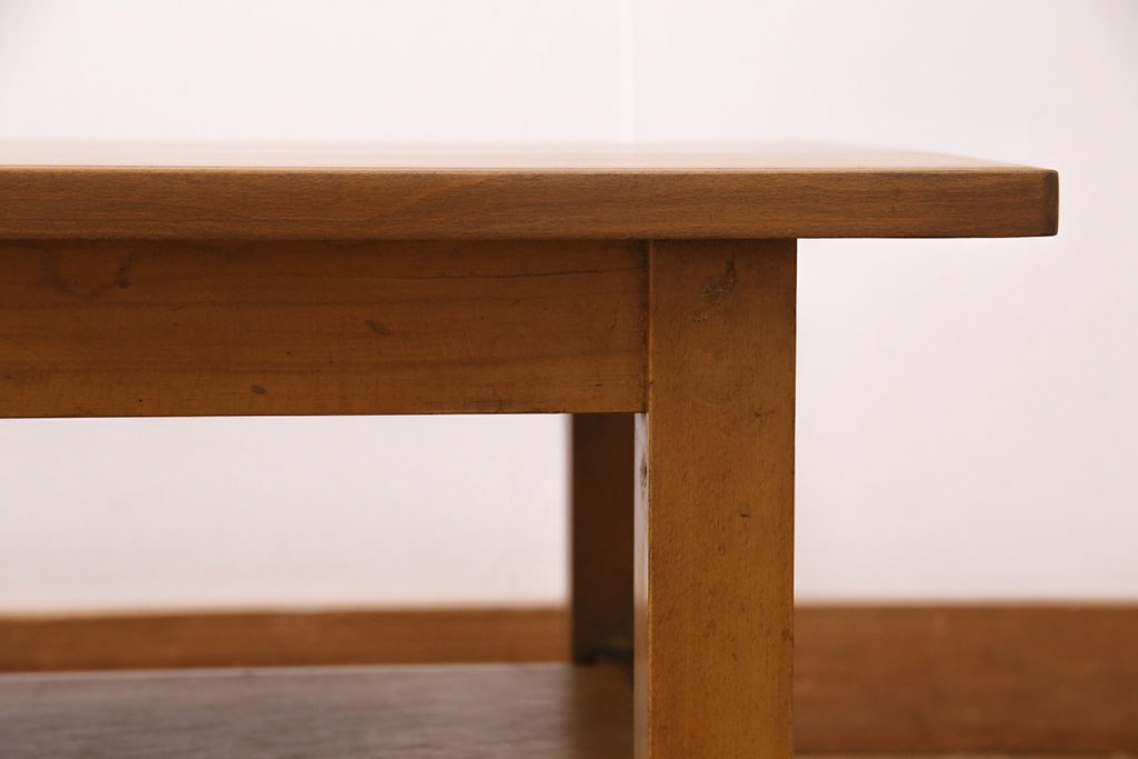 【セミオーダー家具実例】昭和中期の長テーブルに高品質リペアを施しました。現状の色味を活かし雰囲気を損なわないように着色、ウレタン仕上げをし、昭和レトロな雰囲気に。(ローテーブル、作業台)