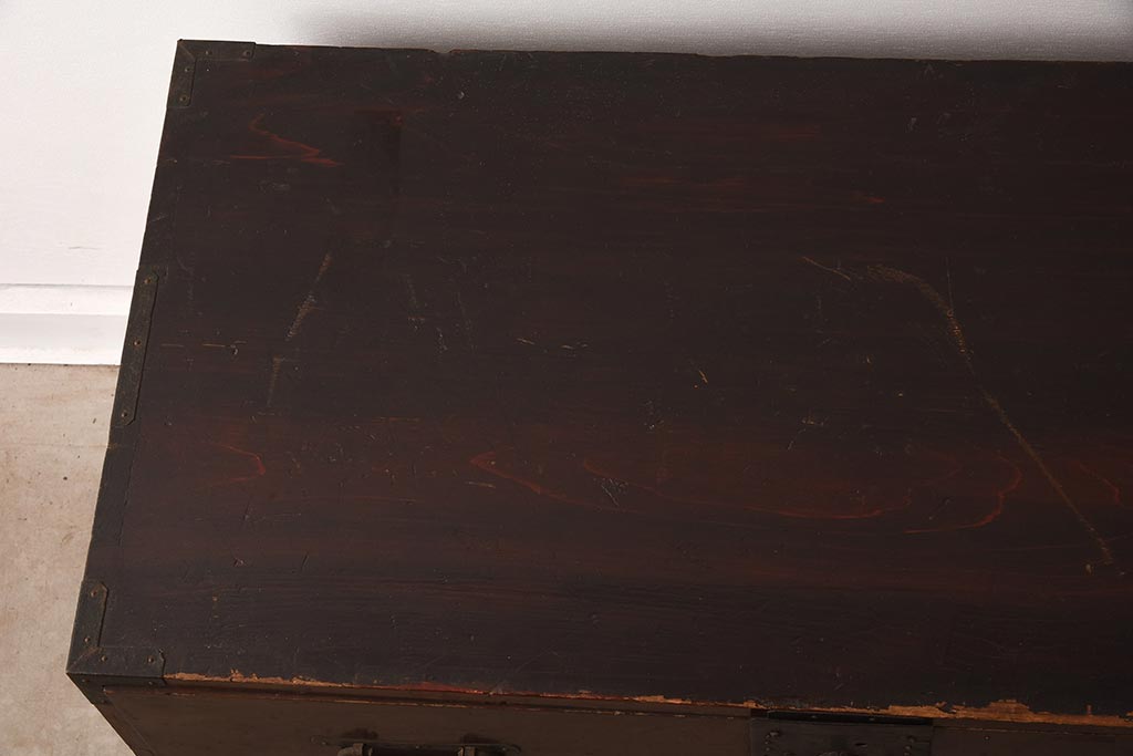 アンティーク家具　明治期　隠し付き!赤みがかった漆塗りの木肌が魅力の衣裳箪笥(引き出し、和タンス)(R-039848)