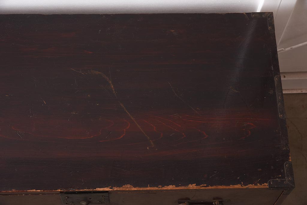 アンティーク家具　明治期　隠し付き!赤みがかった漆塗りの木肌が魅力の衣裳箪笥(引き出し、和タンス)(R-039848)