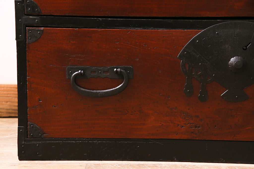 アンティーク家具　扇の飾り金具が存在感を引き立てる箪笥ローボード(衣装箪笥、引き出し)(R-039863)