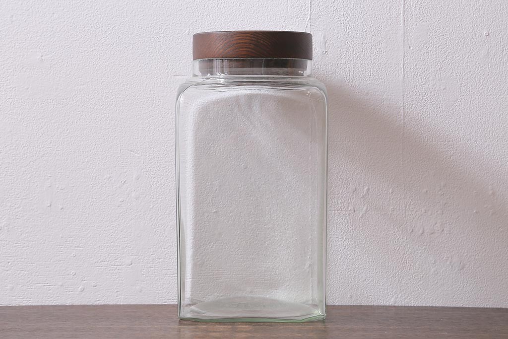 昭和レトロ雑貨　木製蓋　丸みを帯びたシルエットがレトロなガラス瓶(ガラスビン、角瓶)(R-039876)